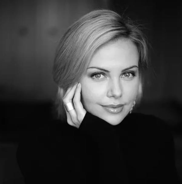 大牺牲尺度,塞隆女神在这片中不断嚯嚯自己,换来奥斯卡影后奖杯