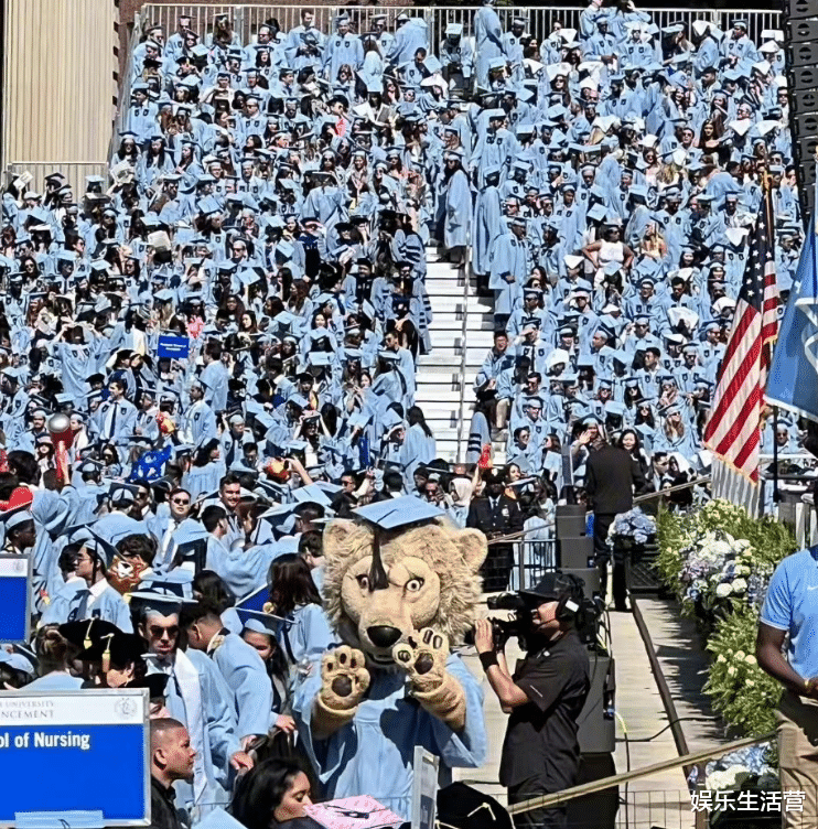 李咏|李咏女儿毕业,比尔盖茨和前妻现身毕业礼,女儿和法图麦是同学