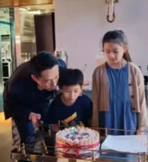 汪小菲和一双儿女告别!7岁汪希箖满脸不悦,性格大变不愿回家!