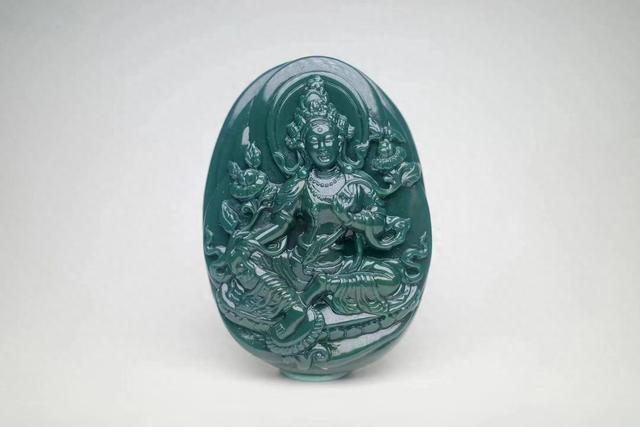 沙漠瑰宝雕刻绿度母，这成色秒杀大多数绿松石