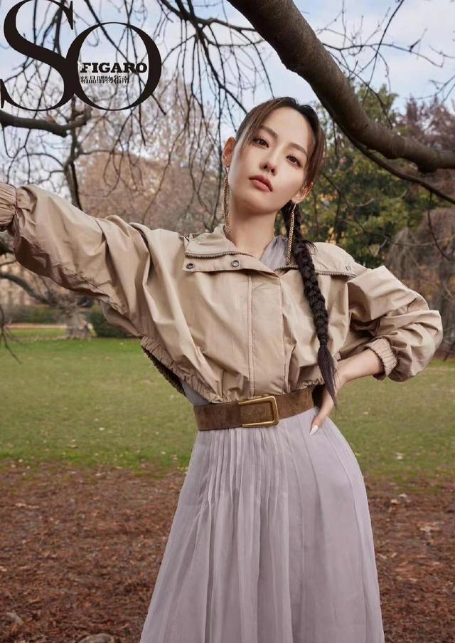 张嘉倪|张嘉倪米兰看秀，赵丽颖新戏进组，网友：不举办婚礼的男人真靠不住