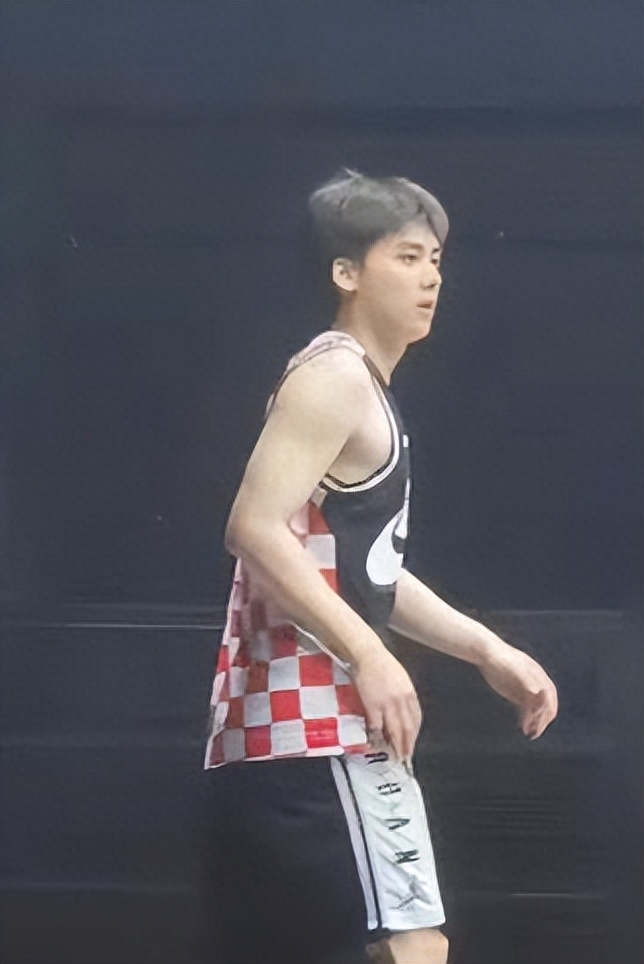 李易峰打篮球被偶遇,消瘦太多黑眼圈加重,手腕全是伤惹猜测