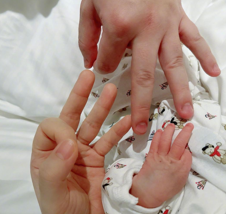 Selina产子细节曝光!SHE姐妹现身医院陪同,家人最后才得知消息