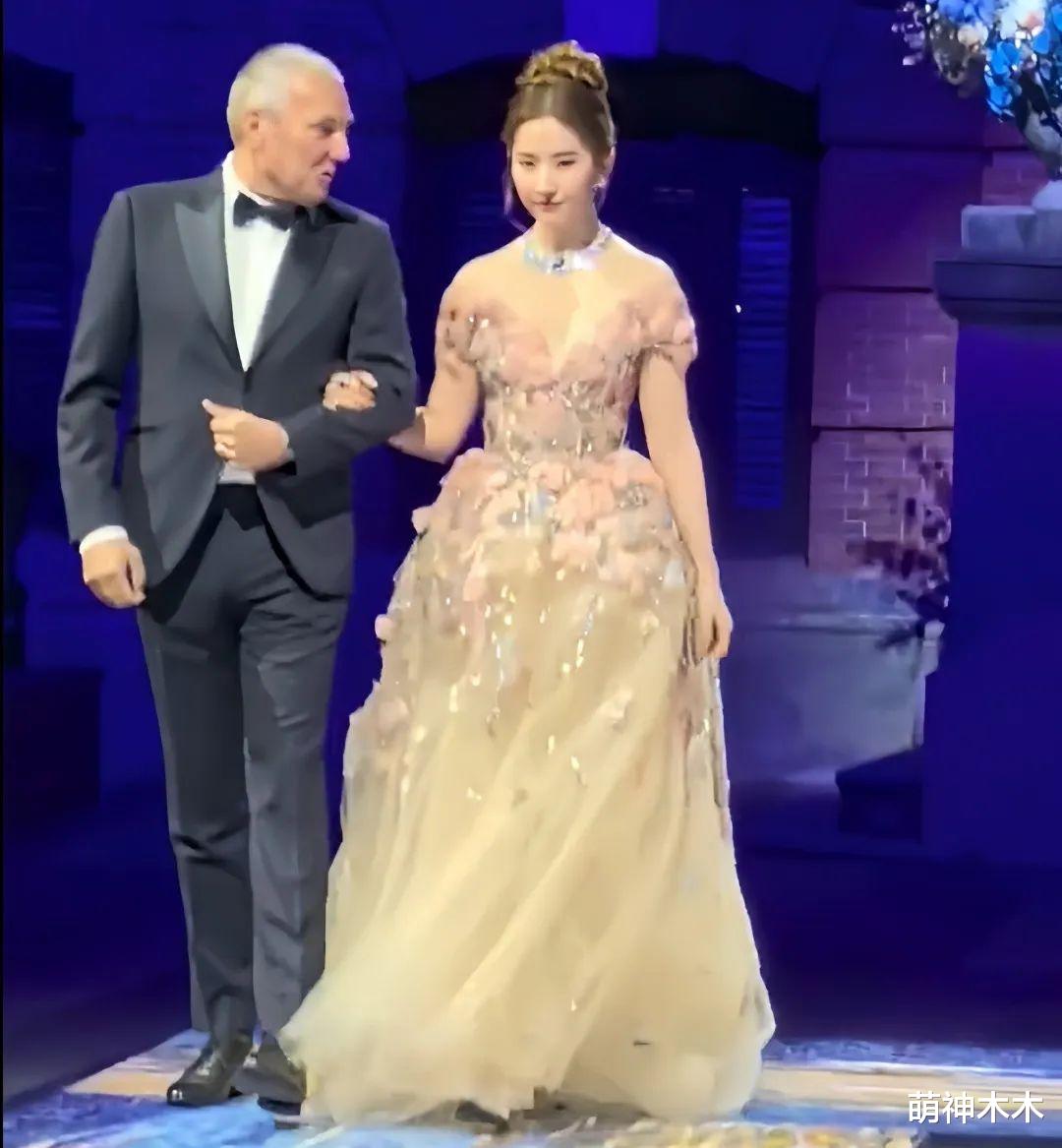 刘亦菲百万穿搭亮相宝格丽活动，生图暴露麒麟臂，惨被嘲又壮又胖