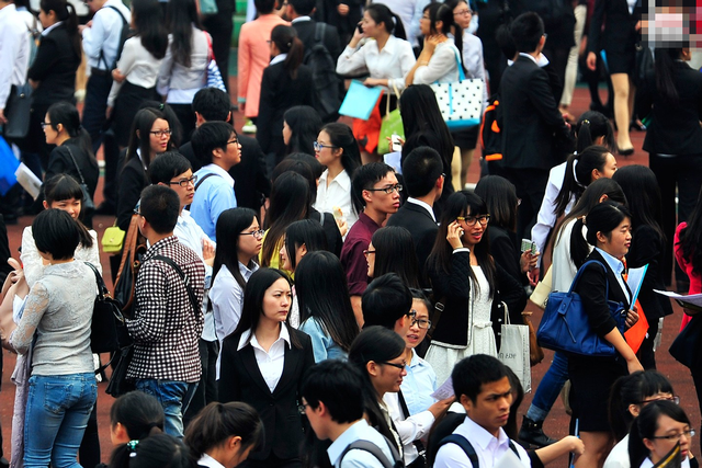 |当代青年为何陷入学历困境?张雪峰的话是济世良方还是毒鸡汤?