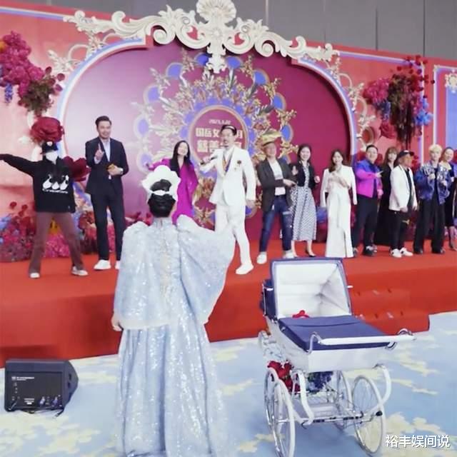 婴儿车|汤镇业太丢面！手捧鲜花为网红女儿庆满月，婴儿车价值近5万元