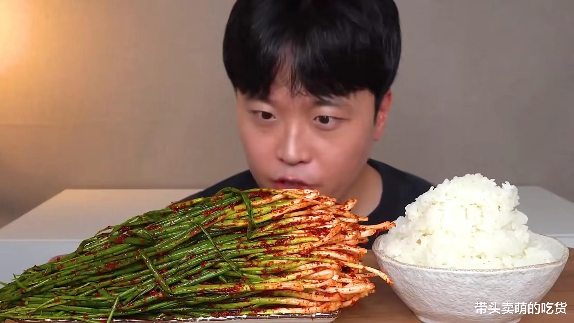 |就没见过比这更寒酸的韩国吃播,小葱拌饭是硬菜,狼吞虎咽冒青筋