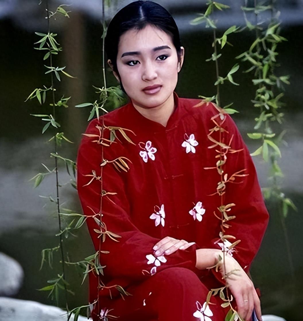 狐狸尾巴终究藏不住, 他妻妾成群, 私生子竟和大腕巩俐越长越像了？