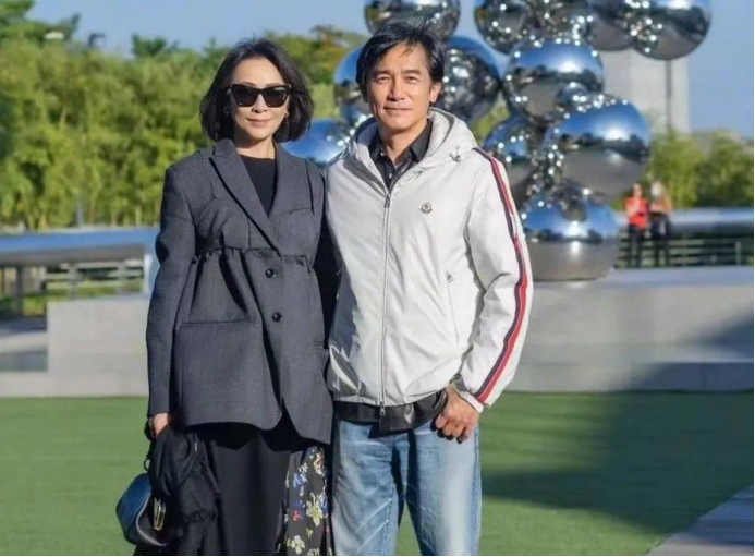 刘嘉玲晒一家四口合照，身家10亿未生子，弟弟一家或成大赢家