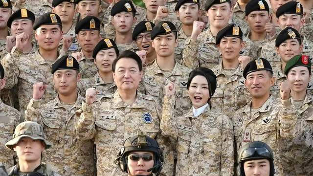 美国 韩国第一夫人美貌闪耀阿联酋！穿军装也妩媚，走C位被批不懂礼仪
