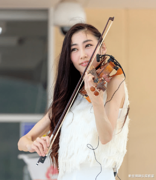 羽生结弦神秘娇妻身份曝光？疑为大8岁美女小提琴家，岳母是华人