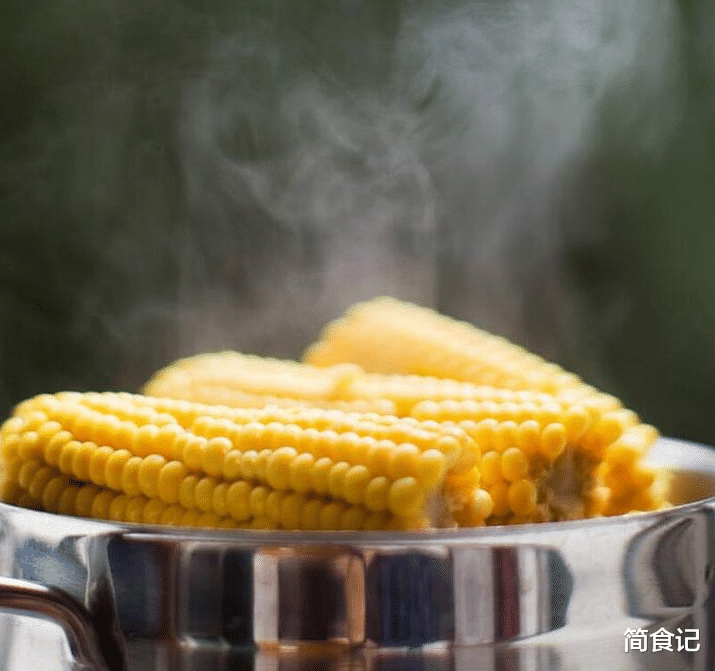 玉米|煮玉米时，只用清水煮就错了，多加这3样，玉米更软糯，更香甜