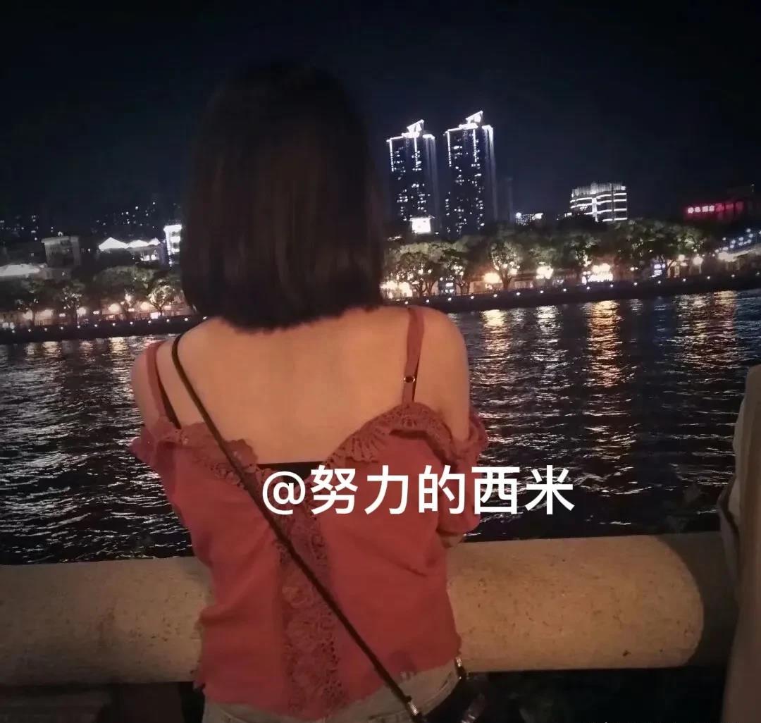 尴尬死了!我晚上下班经常碰见合租的女孩和她男朋友要好