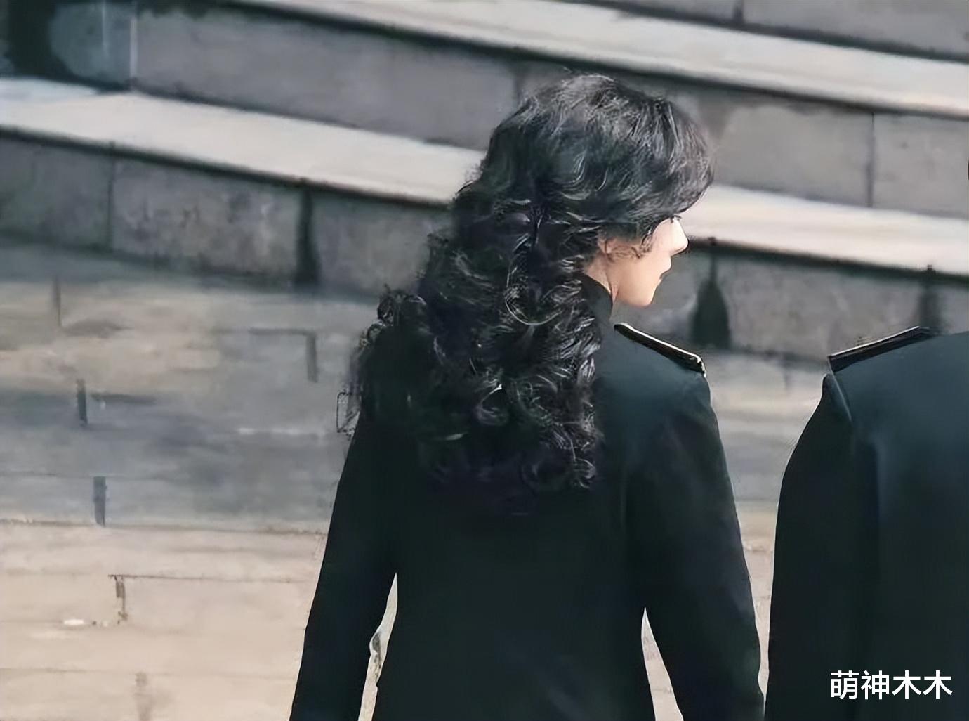 杨幂|杨幂新剧路透曝光,卷发造型撞款赵丽颖,妆造显老瘦到快脱相