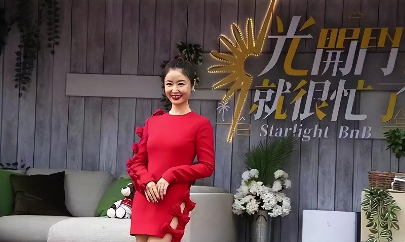 47岁林心如脸肿成包子！红裙“装嫩”反衬黑，牙齿沾满口红太尴尬