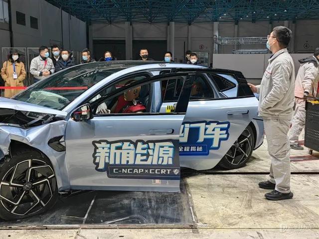 再撞比亚迪海豹!车头面目全非,但A柱完好?车主放心了...