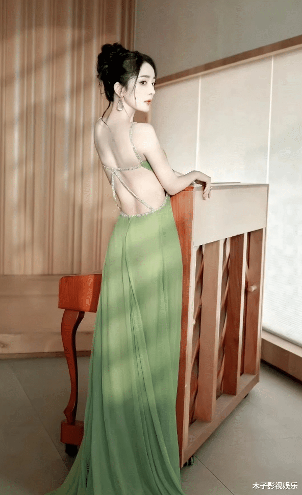 杨幂稀世珍贵写真：身着蓝色丝质睡袍，姿态美得让人倾倒。