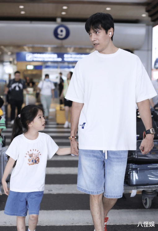 经超夫妇首合体录综艺，李琳穿百元睡衣与老公挤小厨房做饭，超甜