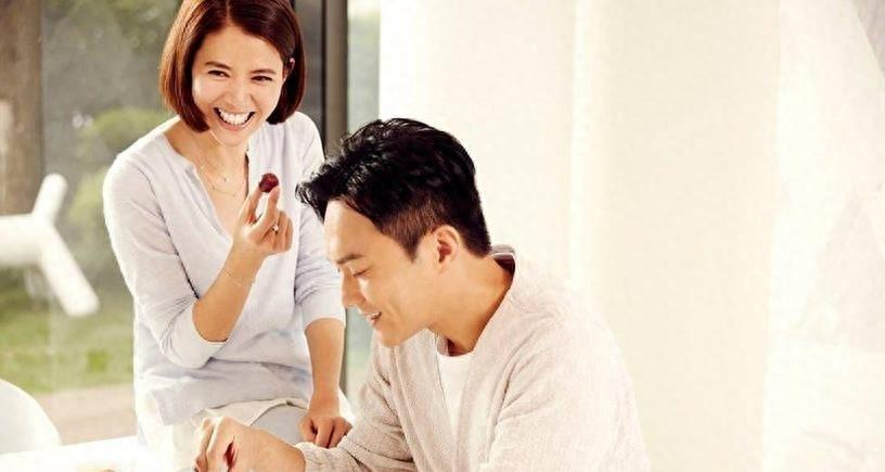 张智霖自曝无性婚姻:结婚十年了,就是睡一张床的兄弟!