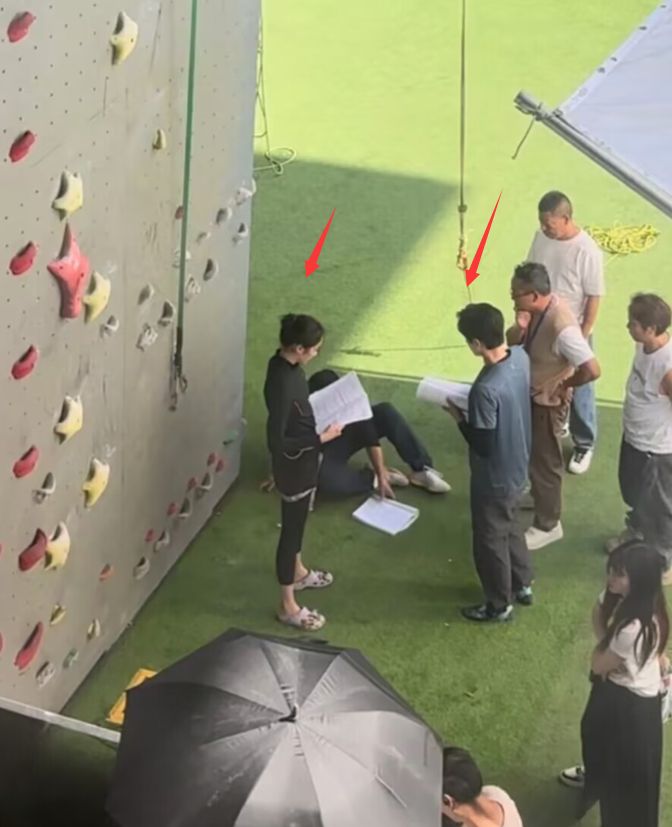 关晓彤|关晓彤新剧攀岩路透,身材消瘦小腿纤细,生图被赞比精修好看