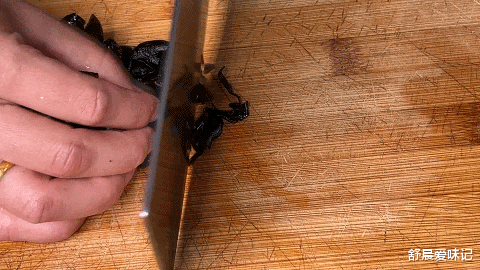 豆角|豆角水饺包的家常做法,馅料鲜美,面皮蓬松柔软,底部焦香可口