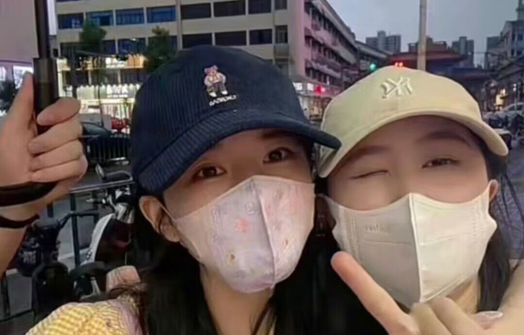 赵露思嚼完口香糖放助理手上！王安宇表情嫌弃，助理是16年闺蜜