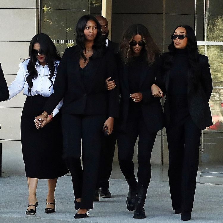 科比遗孀终于瘦回去了！穿斗篷白裙亮相太仙，网友：瘦了不止50斤