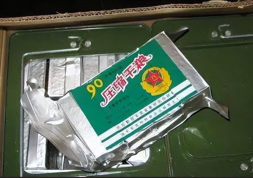 饼干|战场上吃什么最扛饿?中国压缩饼干吃一块顶一天,这是什么原理?