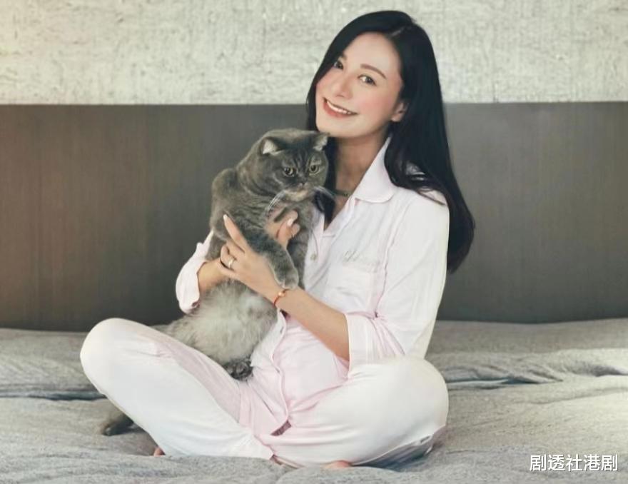 |卸货在即！港女星晒孕照上围丰满，怀孕路坎坷夫妻为此努力求诊