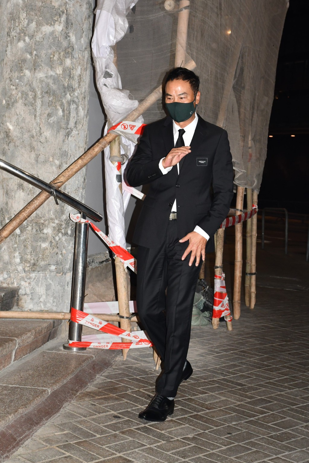 刘德华捧遗照送父亲火化,鞠躬致谢护妻女离开,姐弟六人齐聚