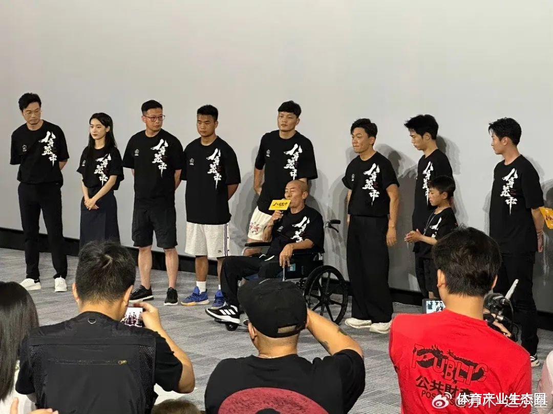 狂揽20亿票房后,八角笼外的孩子们呢?