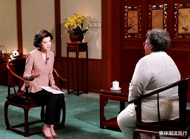 央视美女主播邹韵采访叙利亚总统!穿西装谈吐优雅不输董卿,超牛