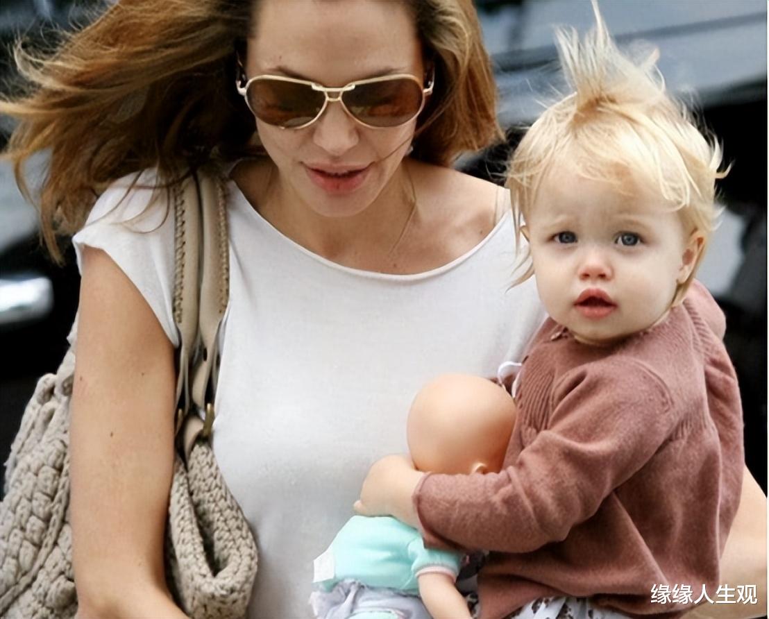 60岁皮特帅气依旧，女儿希洛继承父母高颜值，寸头帅气，长发漂亮