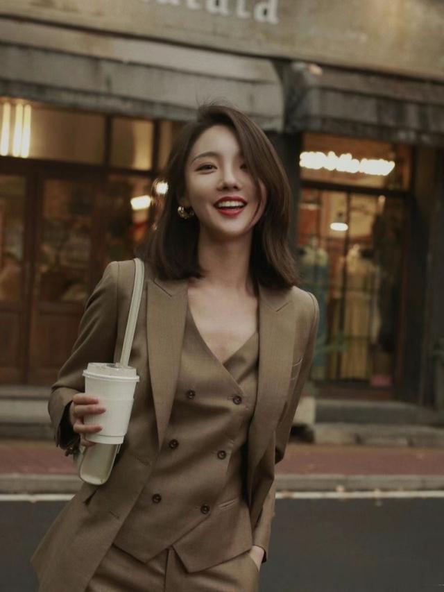 齐肩 女人上了年纪后，还是留“齐肩烫发”最洋气减龄，还特别显脸小