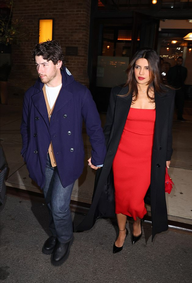 印度国宝级巨星和鲜肉老公约会!红裙超美,和小10岁老公甜得很