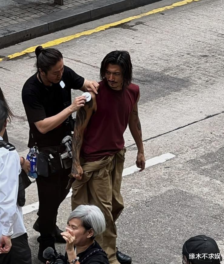 王菲罕和梁朝伟聚会,一个勉强,一个高情商,谢霆锋忙拍戏大变身