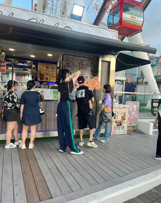 奚梦瑶|何猷君抱着儿子在摩天轮下的小食店,奚梦瑶独自站在冷藏柜前拣菜