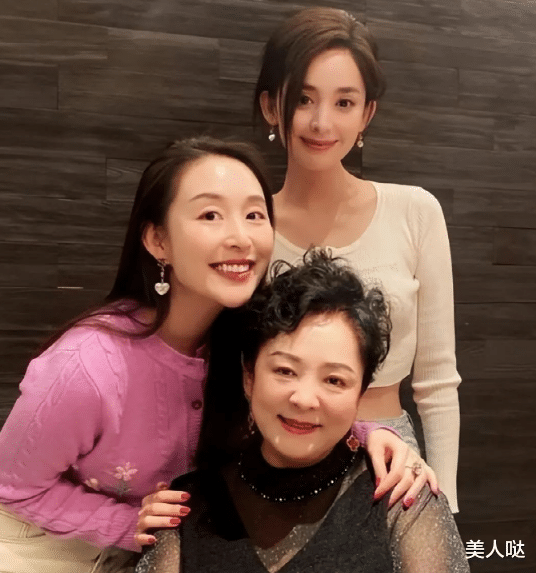 古力娜扎 古力娜扎罕见晒家庭照！姐姐留超短发又美又飒，70岁妈妈美艳大气比她还有星范