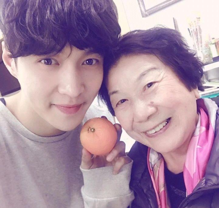 张艺兴|张艺兴爸爸好低调,跟朋友在快餐店吃饭