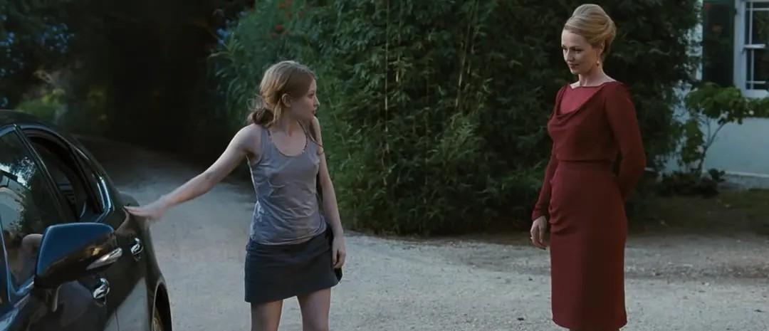 邓紫棋|女性躯体观光片，艾米丽布朗宁蛮大牺牲的，睡在那就像一个洋娃娃