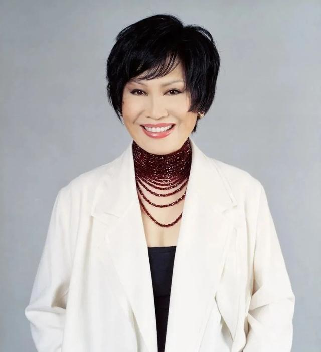 靳羽西|春晚前排坐了20年的她,到底什么来头?