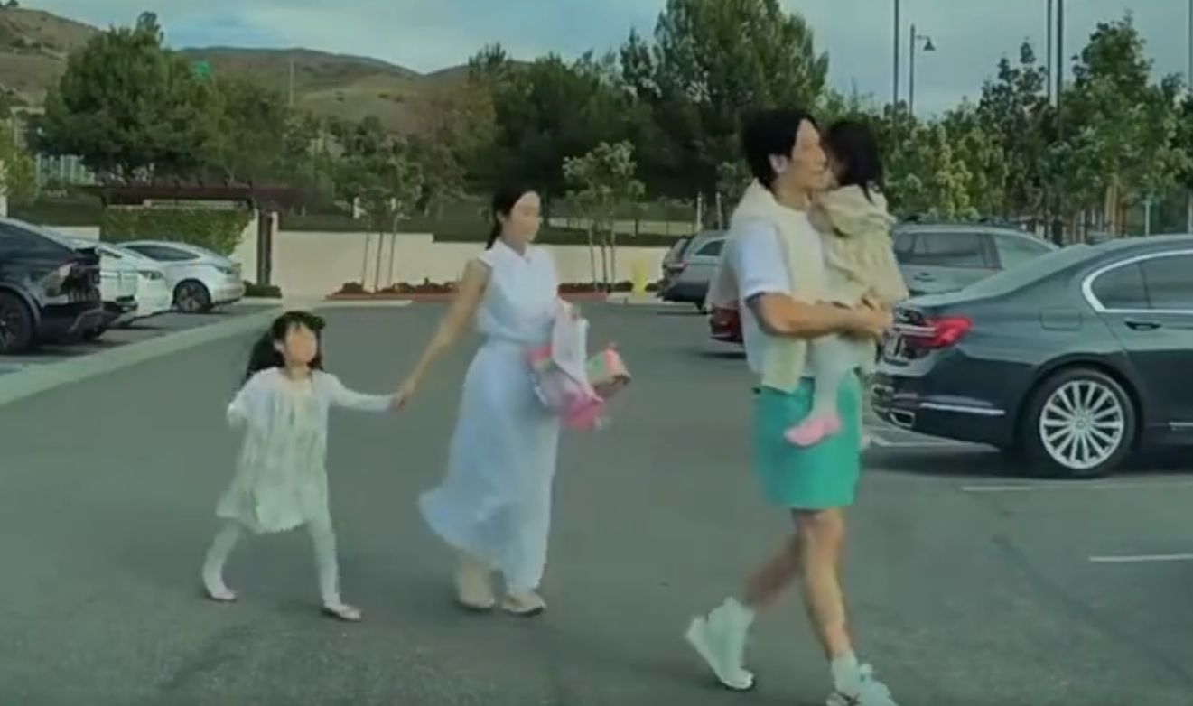 Rain和金泰熙美国接娃放学