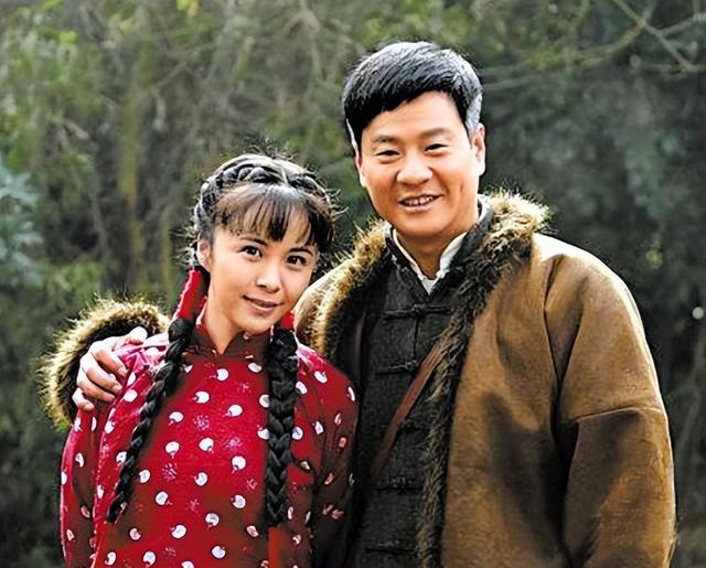 成名后抛弃妻女，为娶小8岁娇妻净身出户，如今前妻走红他变路人