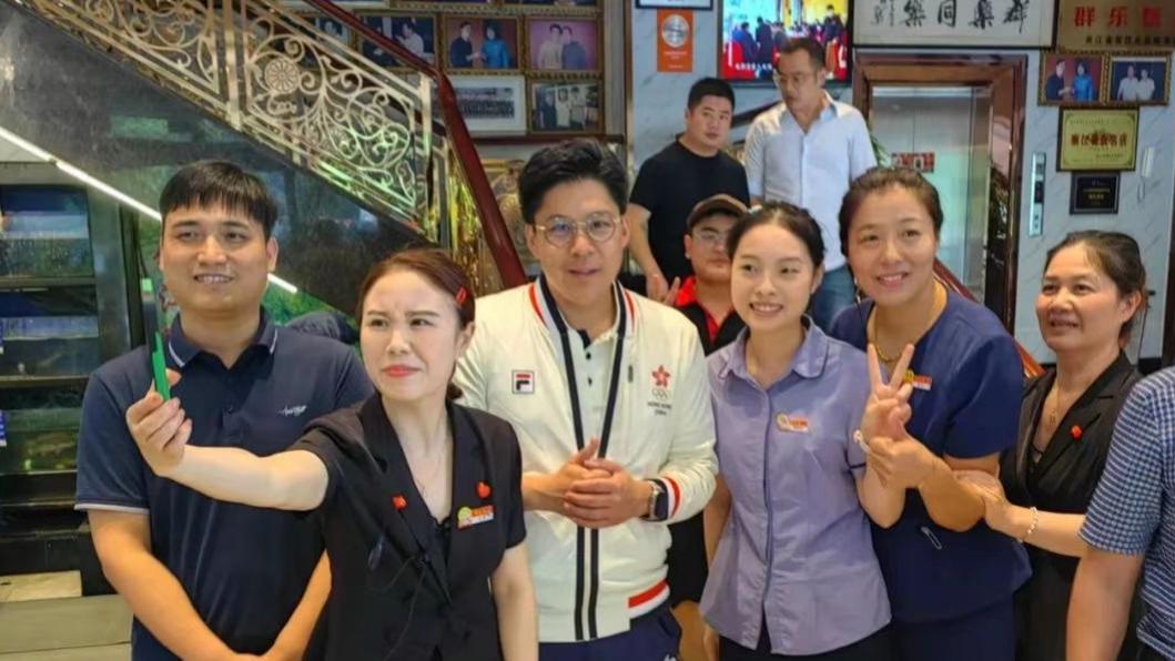 44岁霍启刚在杭州饭店用餐！一行4人9个菜花了567元，临走又打包5个菜