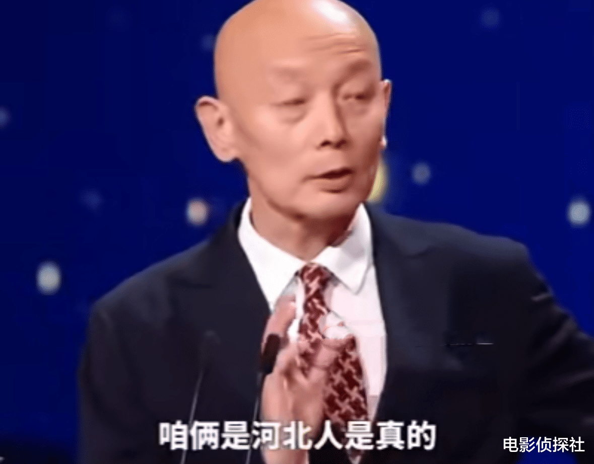 尴尬！周冬雨颁奖全程念稿态度敷衍，葛优不留情面当众指出问题