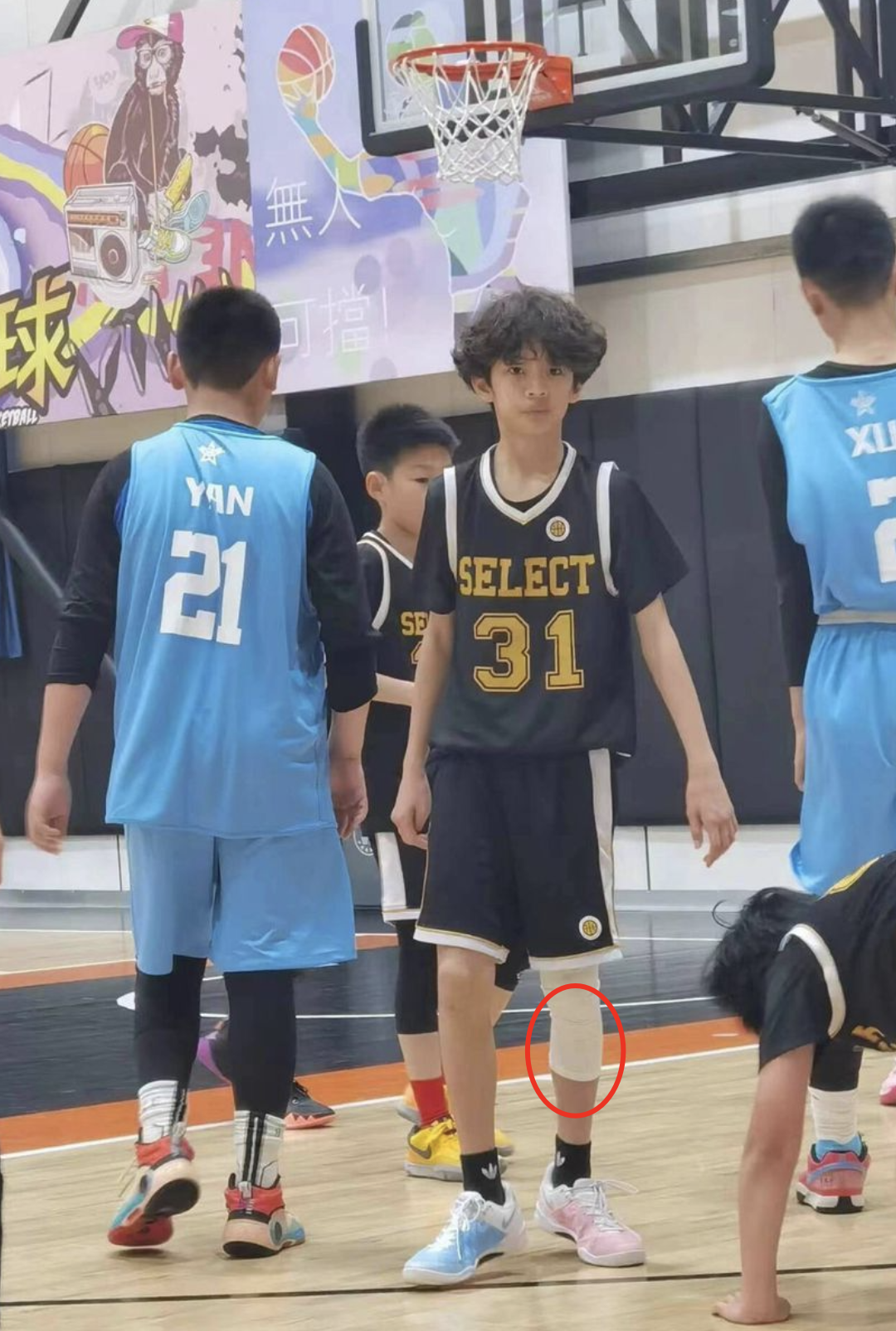 孙俪儿子变化大,一头卷发加漫画腿超洋气,孙俪私服比红毯强太多