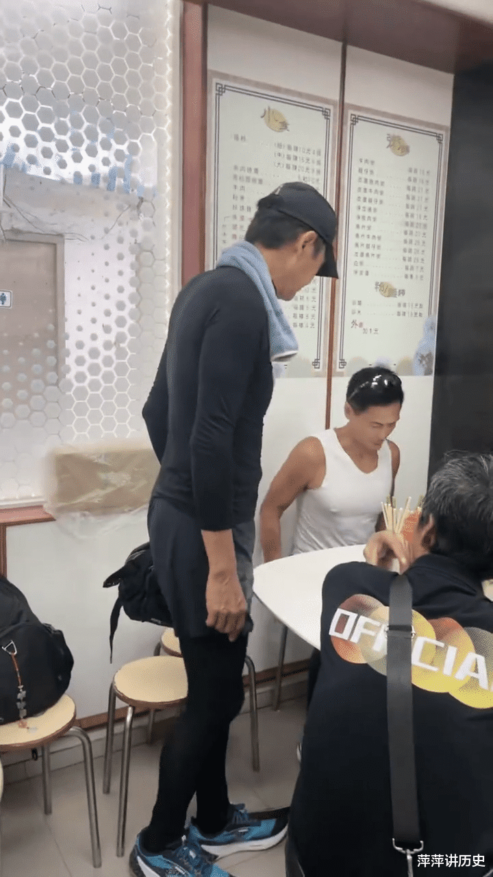 周润发苍蝇馆子拼桌,同桌头都不抬懒理影帝,引内地网友惊讶