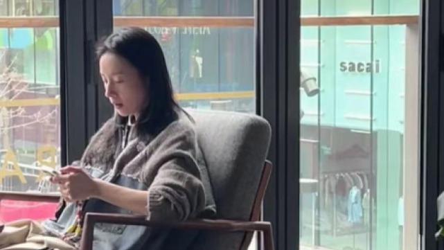 董洁|董洁母子享用美食，素颜出街好真实，近照被指一脸疲惫但胜在气质