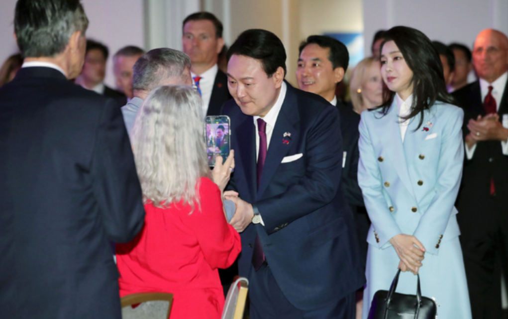 韩国 9位第一夫人齐聚韩国！50岁金建希穿成熟蓝站C位，少女脸格外惊艳