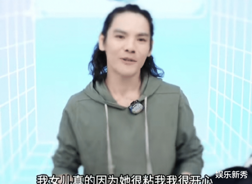 向佐直播抱女儿违规了,平台警告后道歉,网友们怎么看?